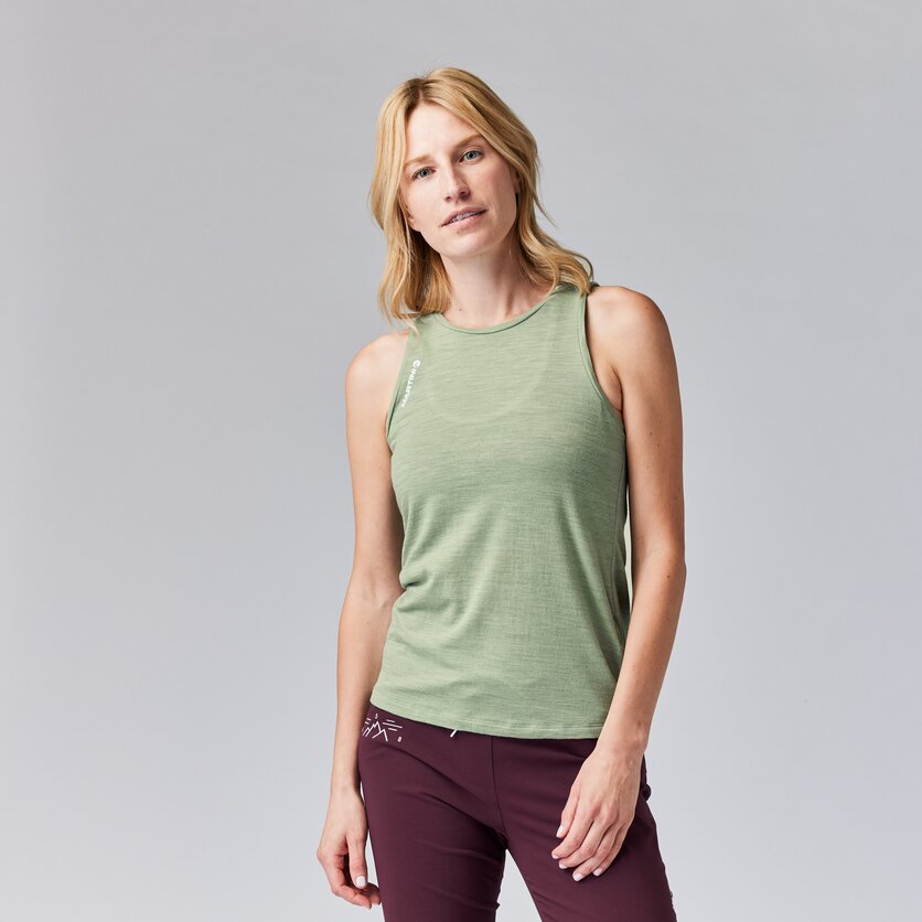 Martini Sportswear - SUNRISE Sleeveless Shirt W - Tops in mosstone - Vorderansicht Model - Damen