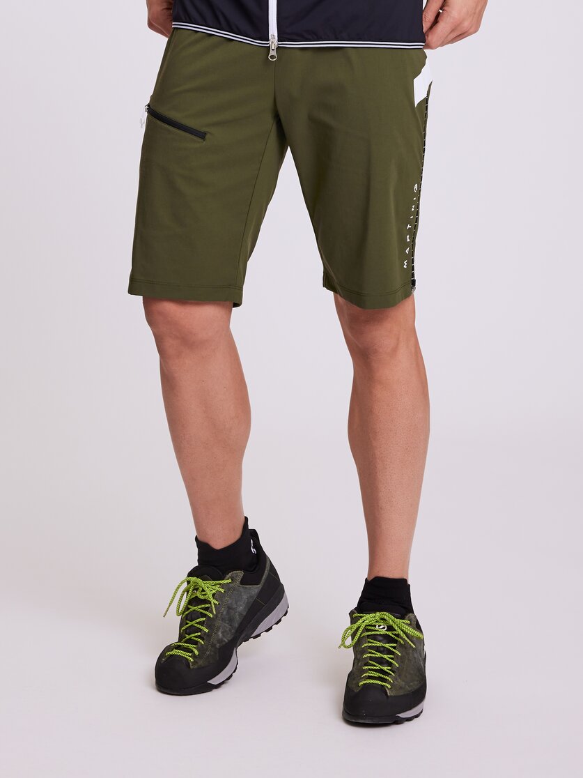 Martini Sportswear - CLIPPER - Shorts in black-white - front view model - Men