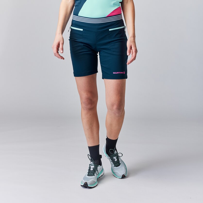 Martini Sportswear - ALPMATE Shorts Straight W - Kurze Hosen in true navy - product.alttext.Vorderansicht Model - Damen