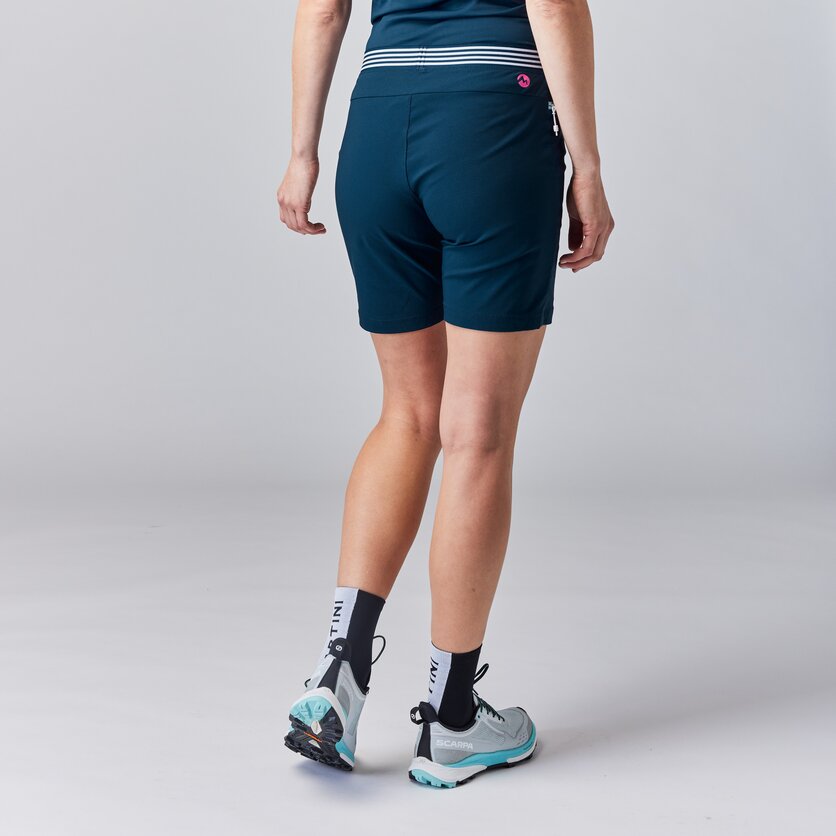 Martini Sportswear - ALPMATE Shorts Straight W - Kurze Hosen in true navy - product.alttext.Rückansicht Model - Damen