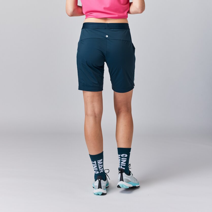 Martini Sportswear - TREKTECH Shorts W - Kurze Hosen in true navy - product.alttext.Rückansicht Model - Damen