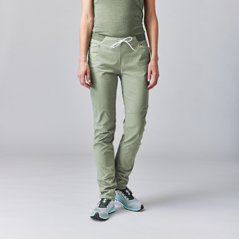 Martini Sportswear - ALPMATE Pants W - Lange Hosen in tendril - Vorderansicht Model - Damen