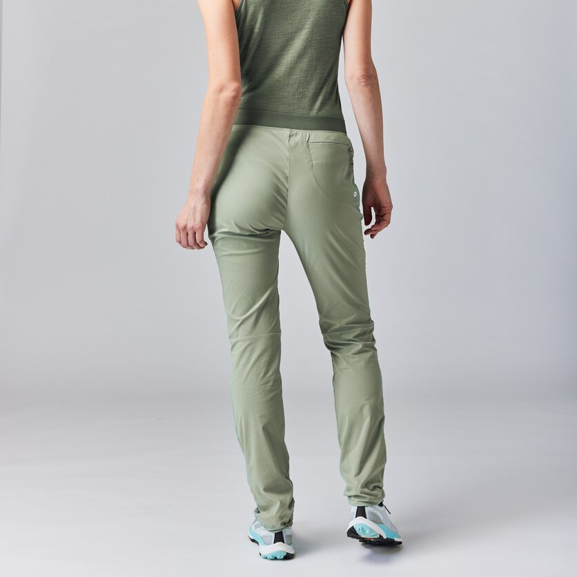 Martini Sportswear - ALPMATE Pants W - Lange Hosen in tendril - Rückansicht Model - Damen