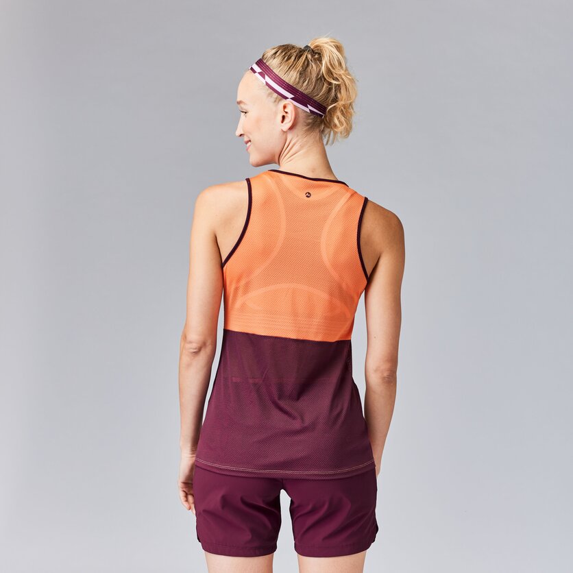 Martini Sportswear - PACEMAKER Sleeveless Shirt W - Tops in true navy-skylight - product.alttext.Rückansicht Model - Women