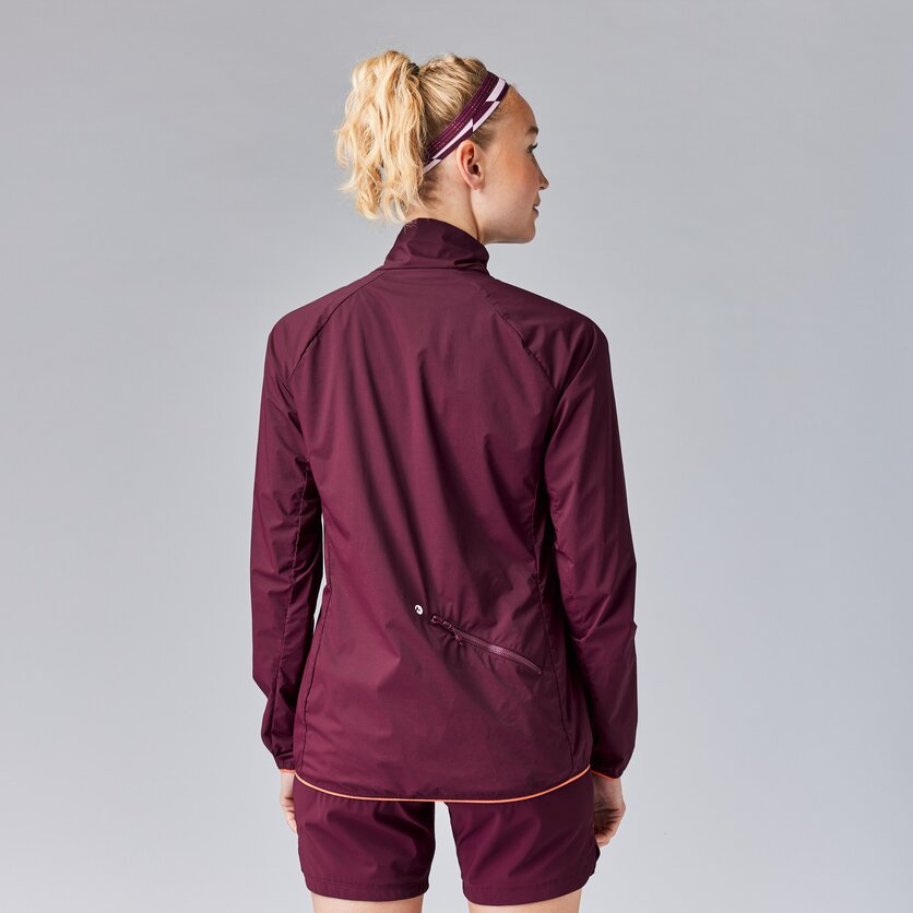 Martini Sportswear - FLOWTRAIL Jacket W - Giacca a vento in black - vista laterale modello - Donna