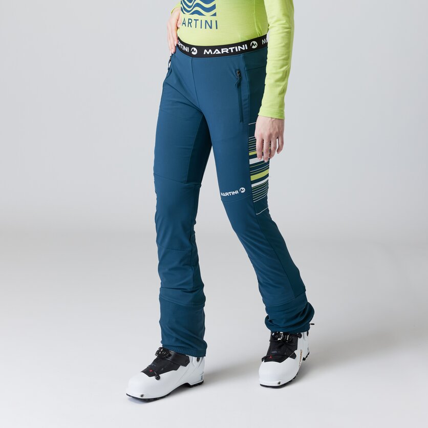 Martini Sportswear - DESIRE "K" - Pantaloni lunghi a taglio corto in true navy-poppy - vista frontale modello - Donna