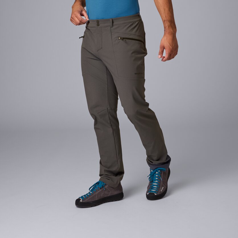 Martini Sportswear - Alpmate Pants M - Pantaloni lunghi in black - vista frontale modello - Uomo