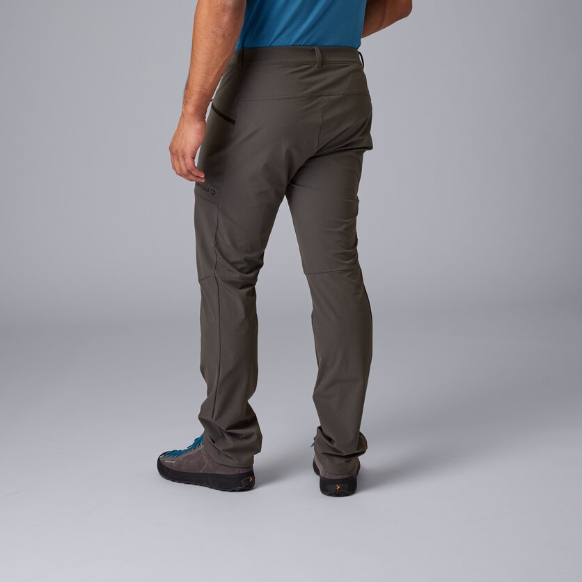 Martini Sportswear - Alpmate Pants M - Pantaloni lunghi in black - vista laterale modello - Uomo