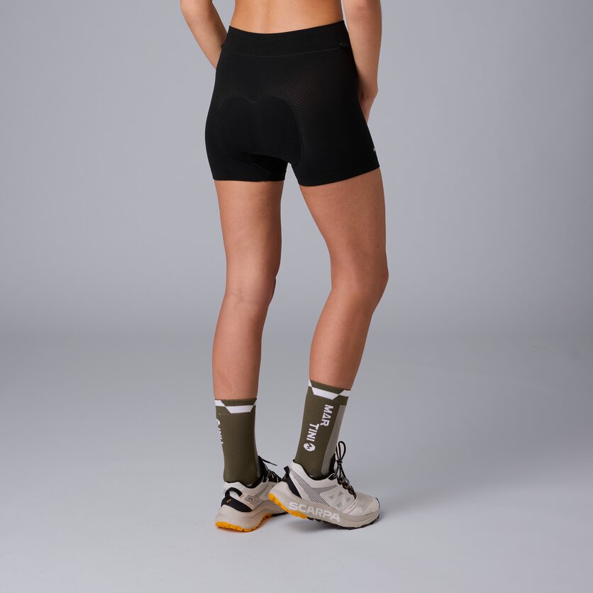 Martini Sportswear - Flowtrail Clip In Shorts W - Shorts in black - vista laterale modello - Donna