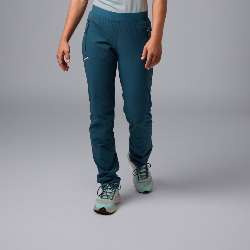 Martini Sportswear - Hillclimb Pants W - Pantaloni lunghi in black - vista frontale modello - Donna