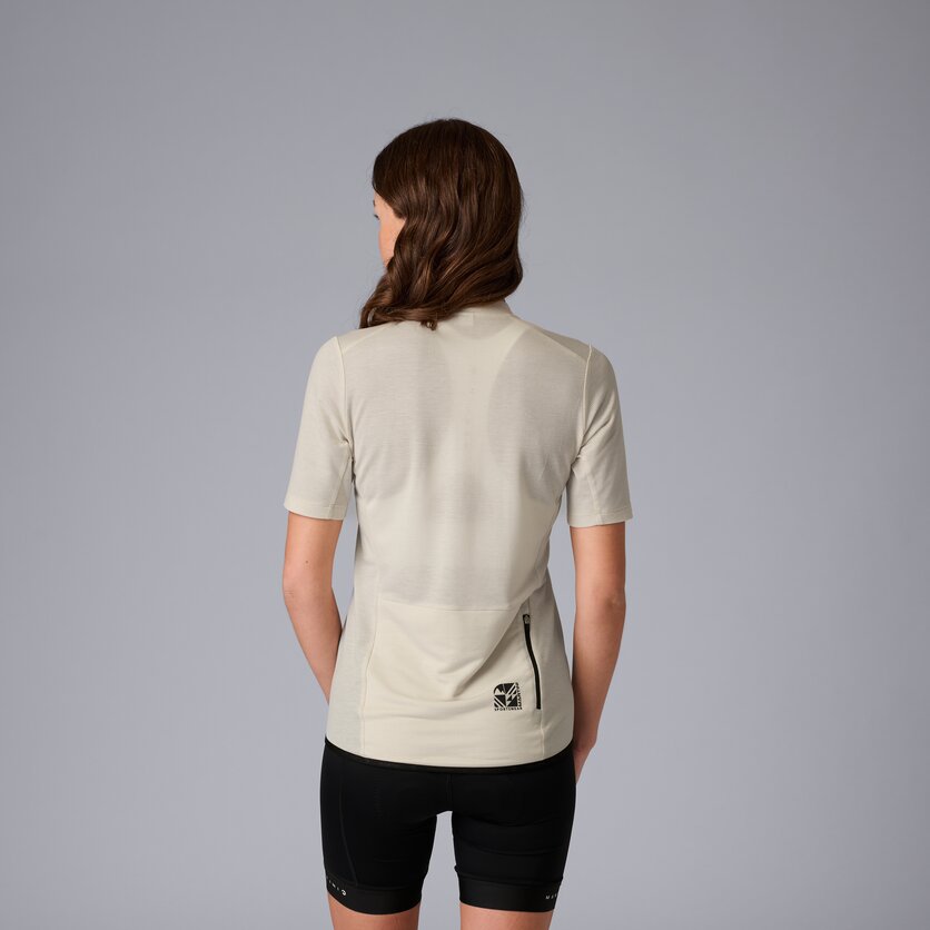 Martini Sportswear - Flowtrail Zip Shirt W - T-Shirts in black - vista laterale modello - Donna